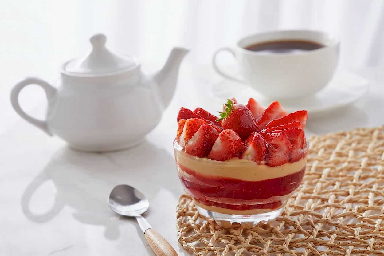 Çilekli Kaşık Pasta